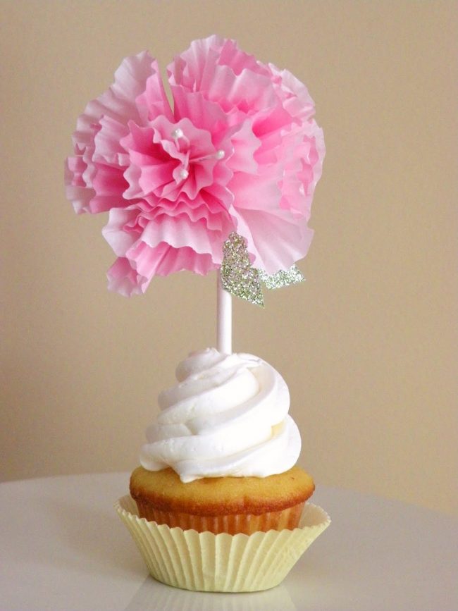 http://icingdesignsonline.blogspot.com.br/2011/01/diy-cupcake-liner-flower-toppers.html
