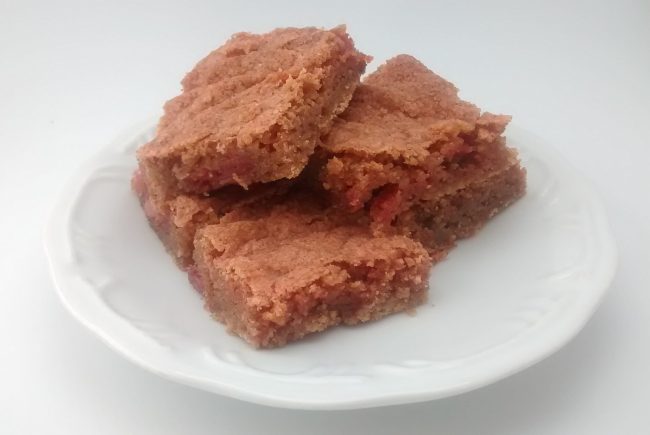 Os pontinhos rosas são morangos picados