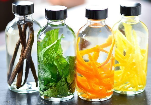 Extratos de baunilha, laranja, menta e limão